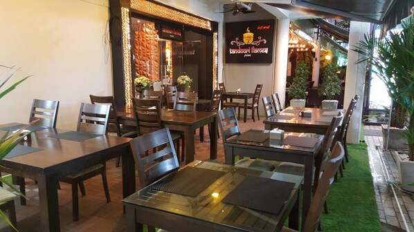 Lunch and dinner served, Indian cuisine - Sleep Inn Phuket (Patong)