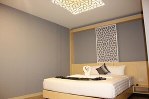 Standard Double Room | Värdeförvaringsskåp på rummet, skrivbord och mörkläggningsgardiner