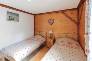 2 bedrooms, iron/ironing board, travel cot, free WiFi