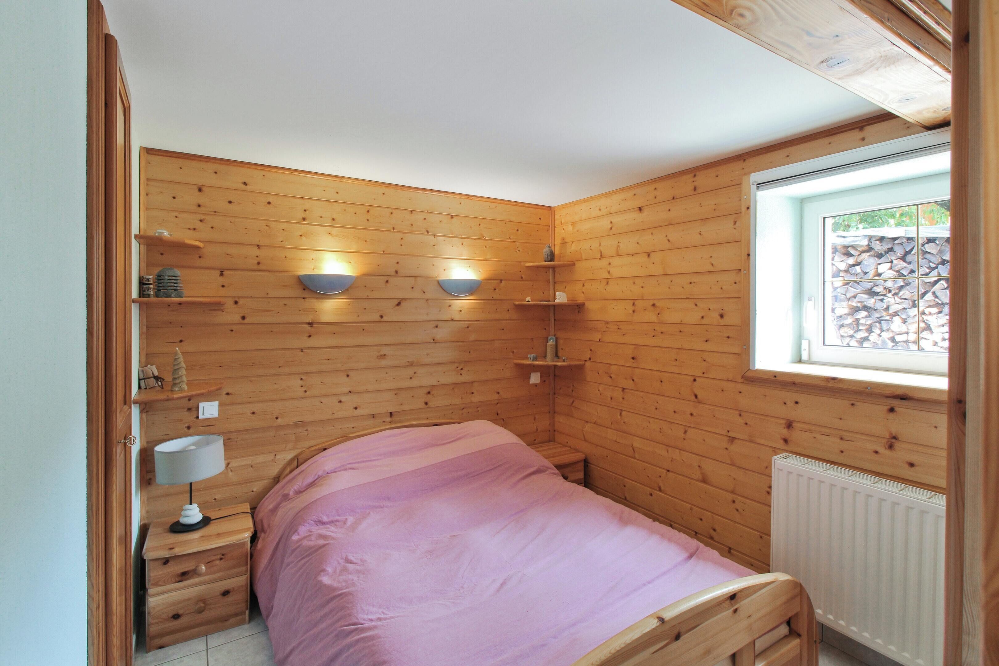 2 bedrooms, iron/ironing board, travel crib, WiFi (free)