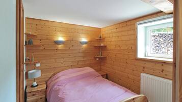 2 bedrooms, iron/ironing board, travel crib, WiFi (free)