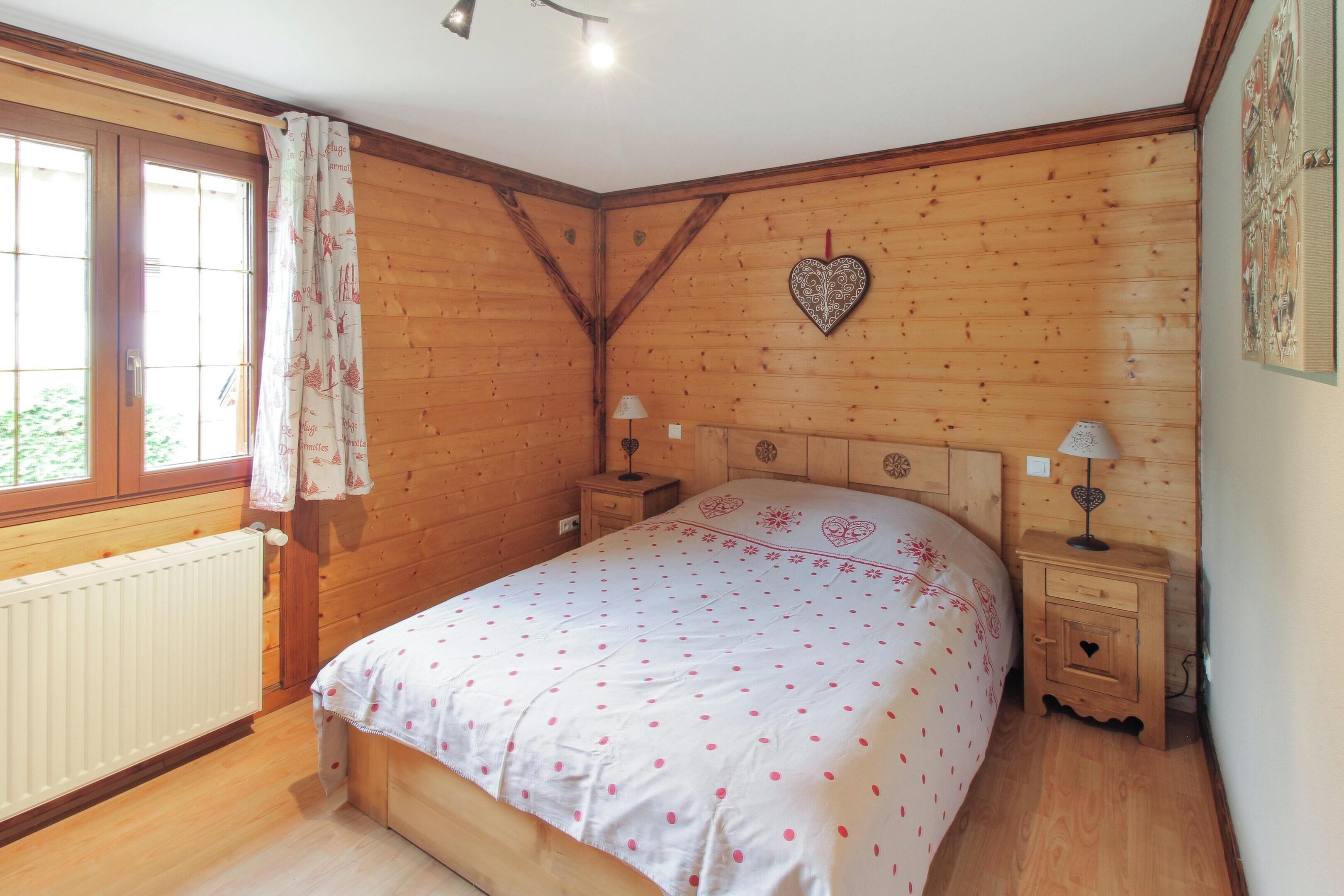 2 bedrooms, iron/ironing board, internet