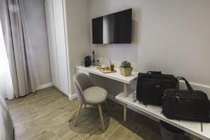 Deluxe Room | Frette Italian sheets, premium bedding, down comforters - Colonna Luxury Suites (Rome)