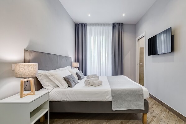 Deluxe Room | Frette Italian sheets, premium bedding, down comforters - Colonna Luxury Suites (Rome)
