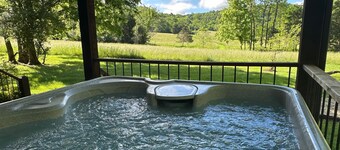 "Walden" Modern Cabin on 54 Riverfront Acres along Shenandoah River w/Hot Tub