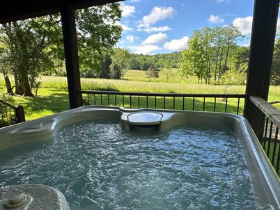 "Walden" Modern Cabin on 54 Riverfront Acres along Shenandoah River w/Hot Tub