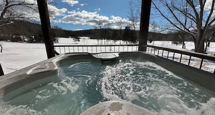 "Walden" Deluxe Riverfront mökki 54 hehtaarin w / Hot Tub lähellä Luray, VA