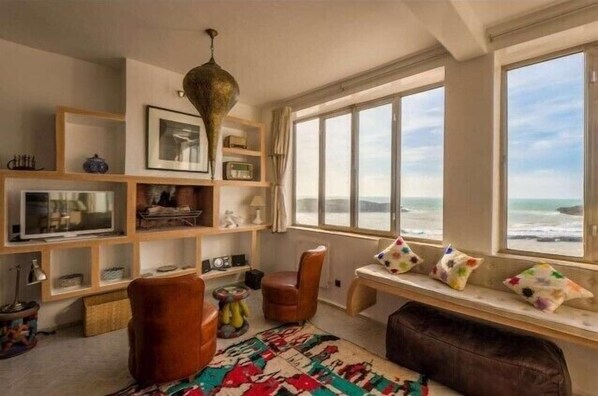 하우스 | 거실 | 평면 TV, 벽난로