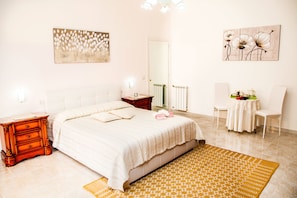 In-room safe, desk, soundproofing, free WiFi