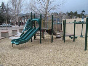 Children’s area - Hip, Gorgeous and Spacious Loft in the ❤️ of Estes Park on Parade Route (Estes Park)