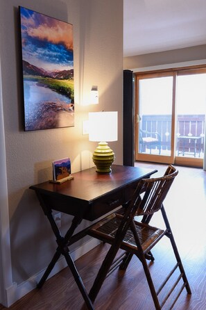 Interior - Hip, Gorgeous and Spacious Loft in the ❤️ of Estes Park on Parade Route (Estes Park)