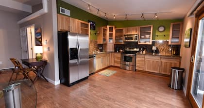 Hip, Gorgeous and Spacious Loft Condo in Downtown Estes Park on Parade Route