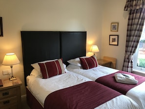 1 bedroom, Frette Italian sheets, premium bedding, iron/ironing board - Clayhanger Guest House (Newcastle-Under-Lyme)