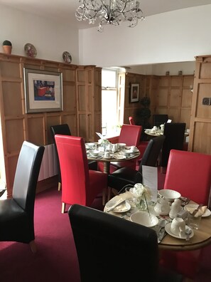 Desayuno continental (GBP 5 por persona) 