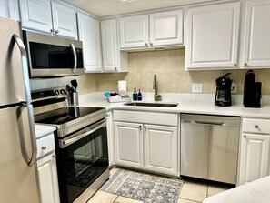 Jääkaappi, mikroaaltouuni, uuni, liesi