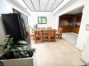 Full-size fridge, microwave, rice cooker, cookware/dishes/utensils - Santiago DC - Hostel (Cali)