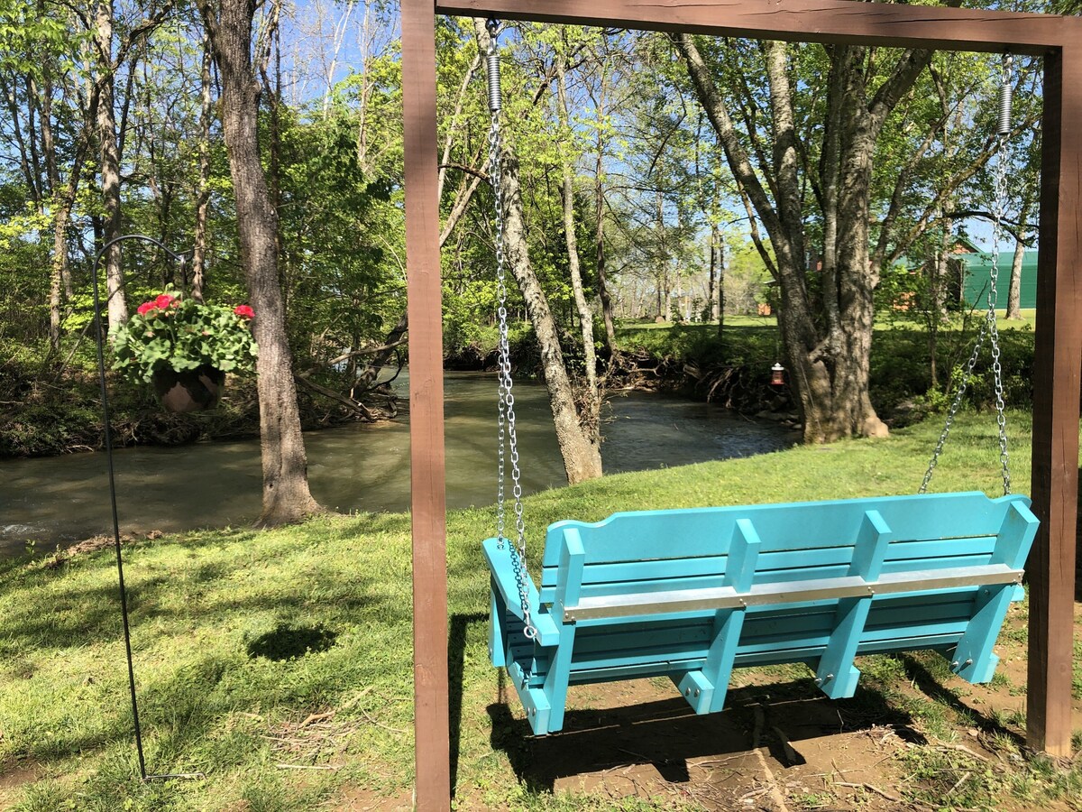 Oct Dates OPEN! Beautiful Creek! Birds, ducks, close to Pigeon Forge