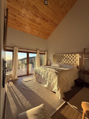3 bedrooms, desk, iron/ironing board, travel crib