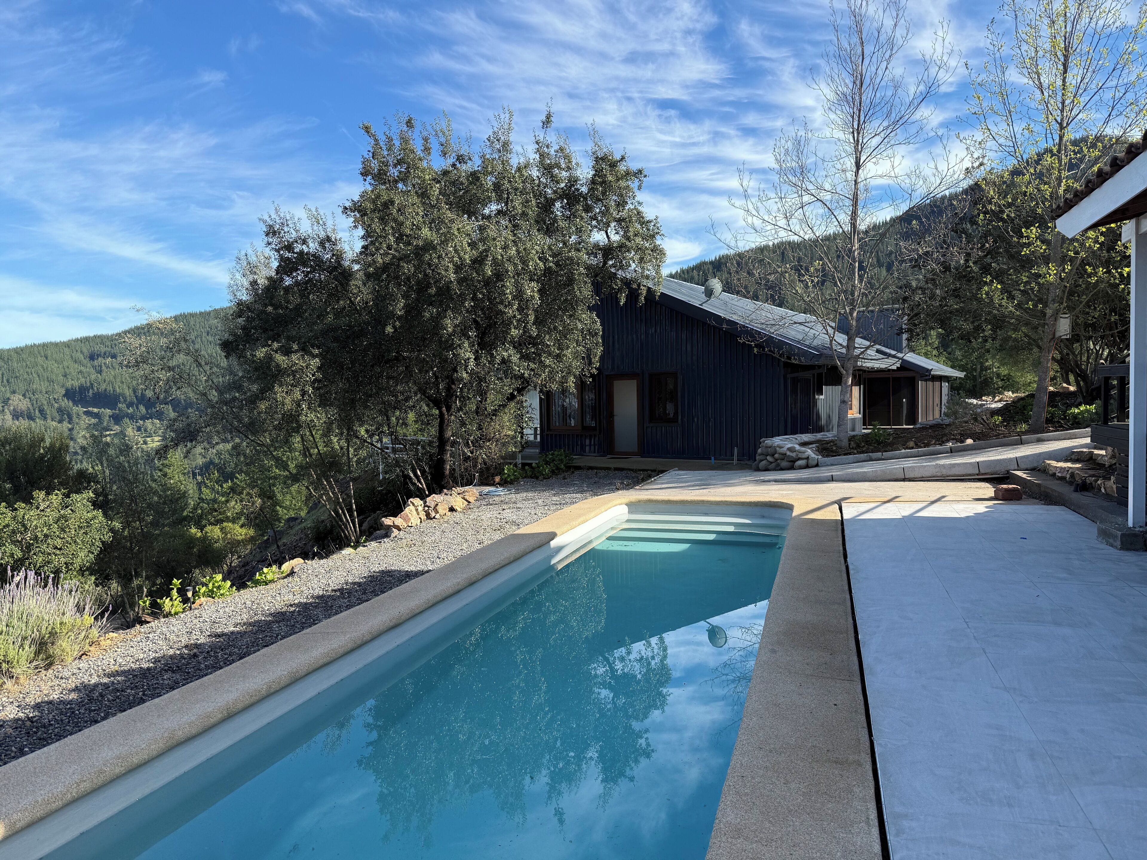 Una piscina al aire libre, una piscina climatizada