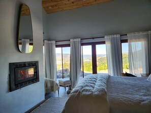 3 habitaciones, escritorio y tabla de planchar con plancha