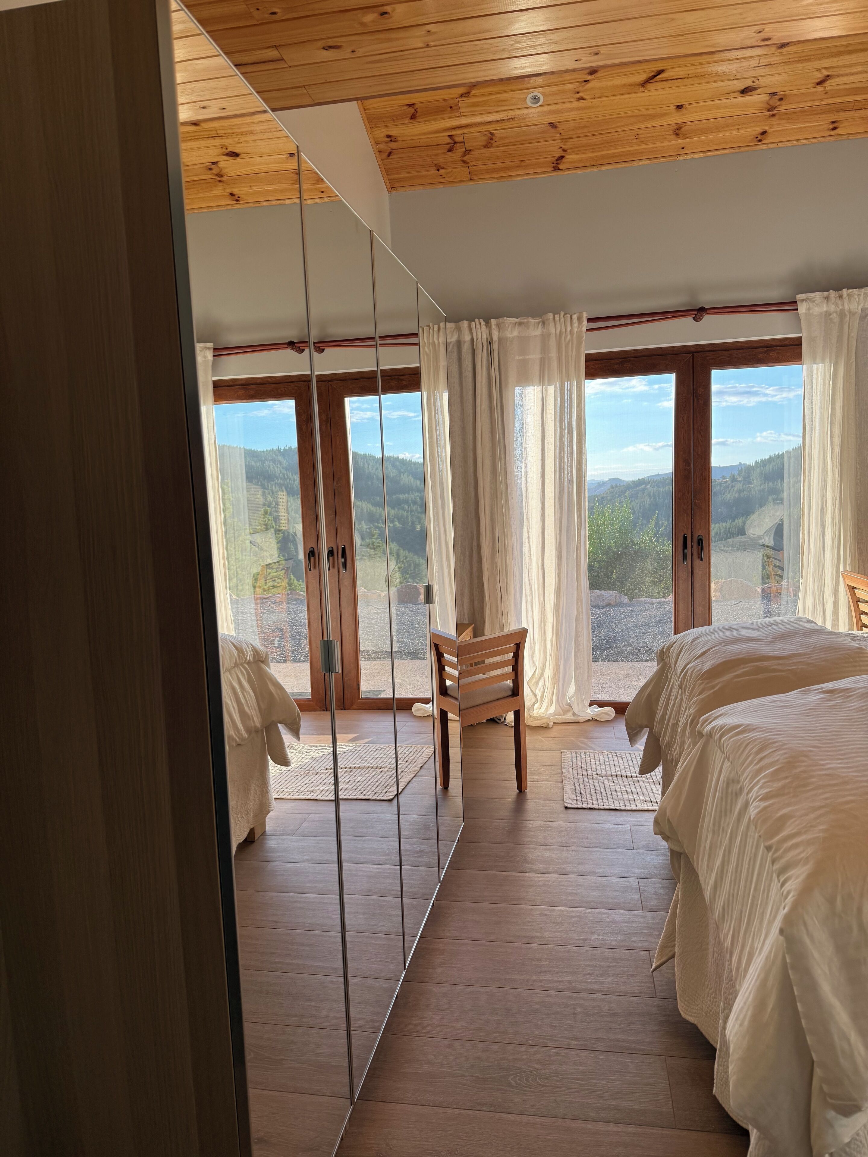 3 habitaciones, escritorio y tabla de planchar con plancha 