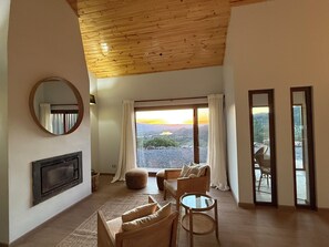 Smart TV, chimenea, libros y impresora 