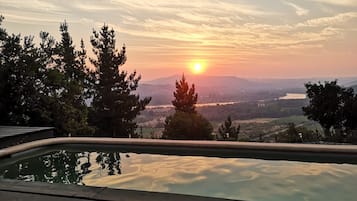 Utendørsbasseng og et oppvarmet basseng