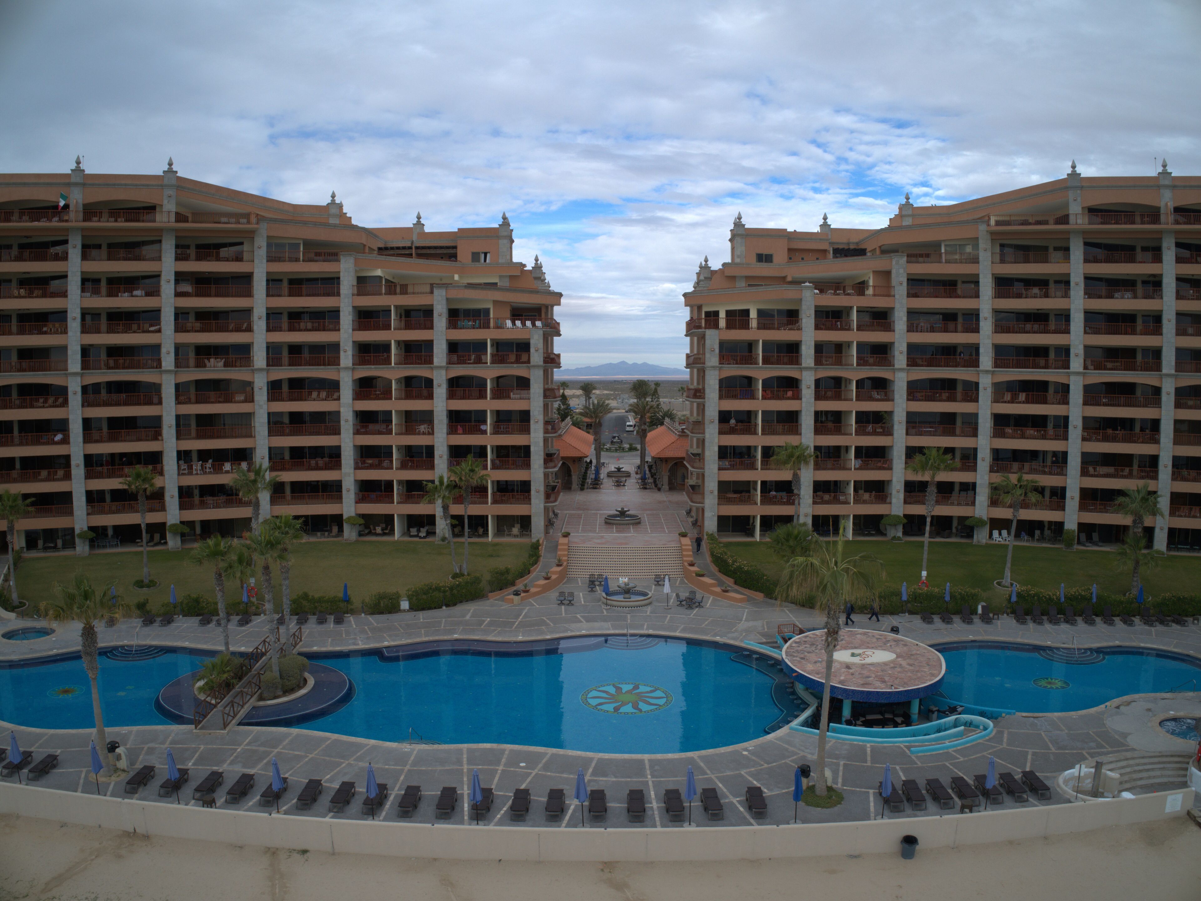 室外游泳池，恒温泳池