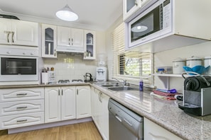 Cottage | Private kitchen | Fridge, microwave, oven, stovetop