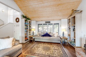 TV, fireplace, DVD player, books