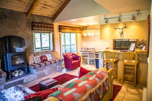 Smart TV, chimenea y libros