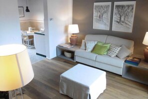 Apartment, 1 Bedroom | Living area | Flat-screen TV - Attic up on Florence (Florence)