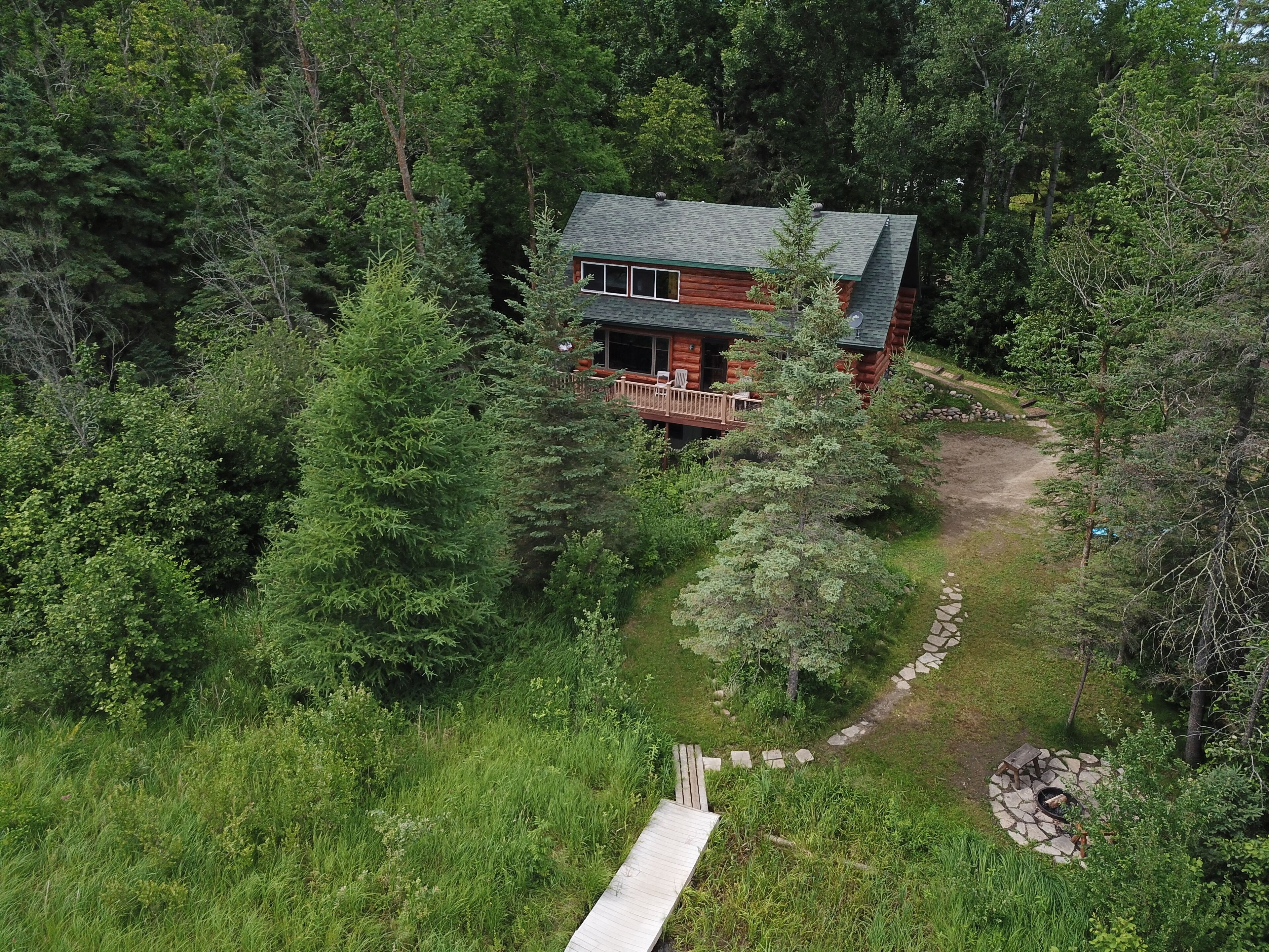 Beautiful Log home,  peaceful getaway, Pontoon, Water Toys included. see Pics