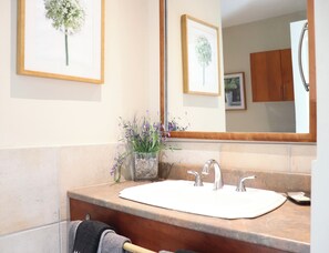 Badewanne, Haartrockner, Handtücher, Seife