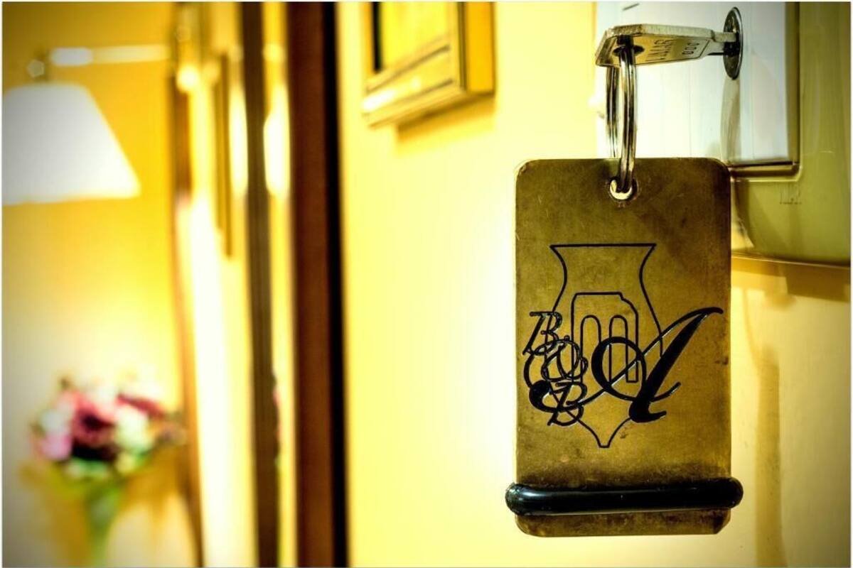 Una etiqueta con un logotipo colgando de una pared.