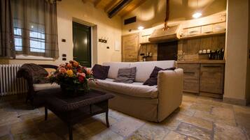 Appartamento, 1 camera da letto, vista giardino | Area soggiorno | TV a schermo piatto