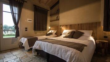 Appartamento, 3 camere da letto, vista giardino | Biancheria da letto di alta qualità, minibar, una scrivania