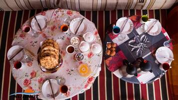 Desayuno buffet (EUR 2.00 por persona)