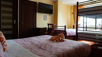 Basic-Dreibettzimmer | Schreibtisch, schallisolierte Zimmer, Bügeleisen/Bügelbrett