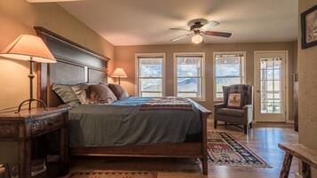 4 habitaciones, escritorio y tabla de planchar con plancha