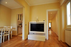 Deluxe-Apartment | Wohnbereich | 80-Zoll-Flachbildfernseher mit Kabelempfang, Fernseher