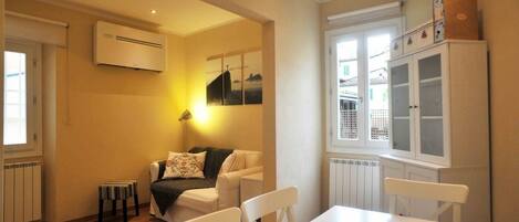 Deluxe-Apartment | Wohnbereich | 80-Zoll-Flachbildfernseher mit Kabelempfang, Fernseher