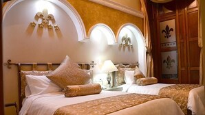 Phòng 4, 2 giường đôi, phòng tắm riêng | Bộ đồ giường cao cấp, két bảo mật tại phòng, bàn 