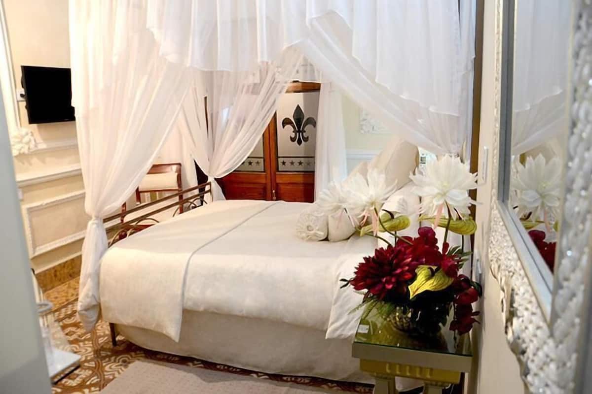 Habitación estándar | Ropa de cama de alta calidad y caja de seguridad en la habitación