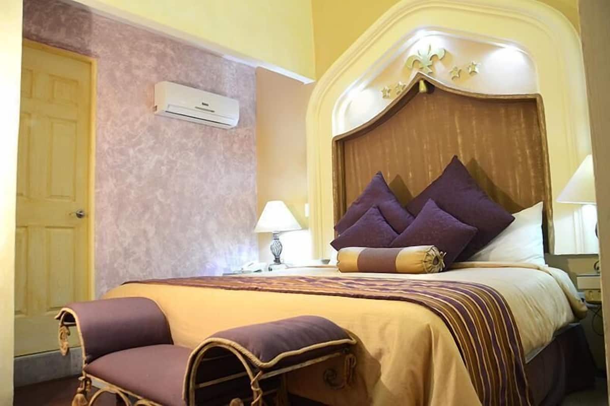 Habitación superior | Ropa de cama de alta calidad y caja de seguridad en la habitación