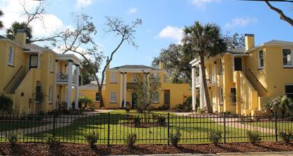 C1, Perfect location in city center with balcony, near beaches, free parking!