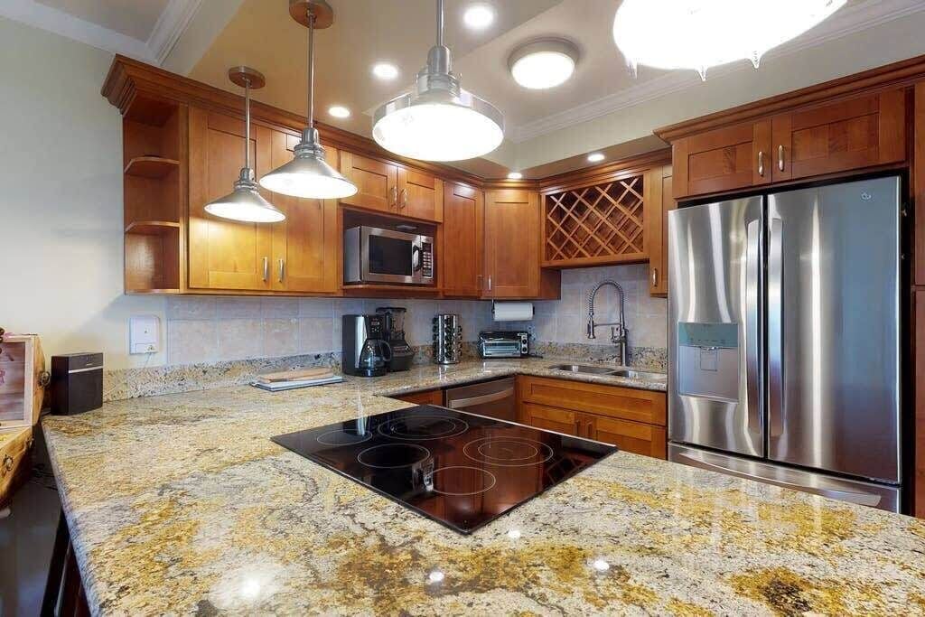 Coffee/tea maker, fridge, microwave, oven
