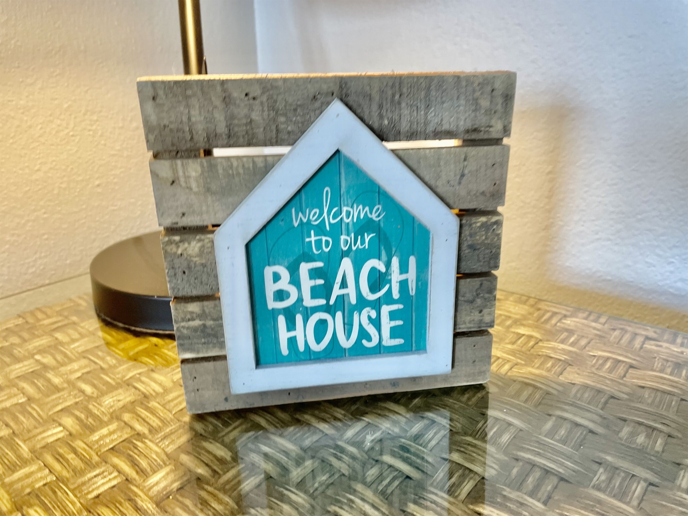 Une pancarte de bienvenue pour une maison de vacances au bord de la mer.