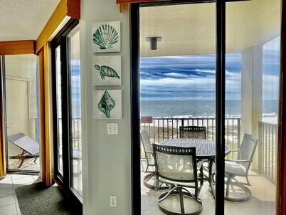 Perfect Condo For Couples Or A Small Family! Fabulous Views on the 6th Floor!