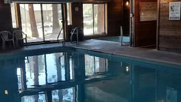 Una piscina techada, una piscina climatizada